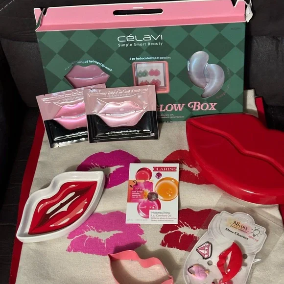 Lancôme Tote Bag with Lip Print and goodies - Picture 4 of 6